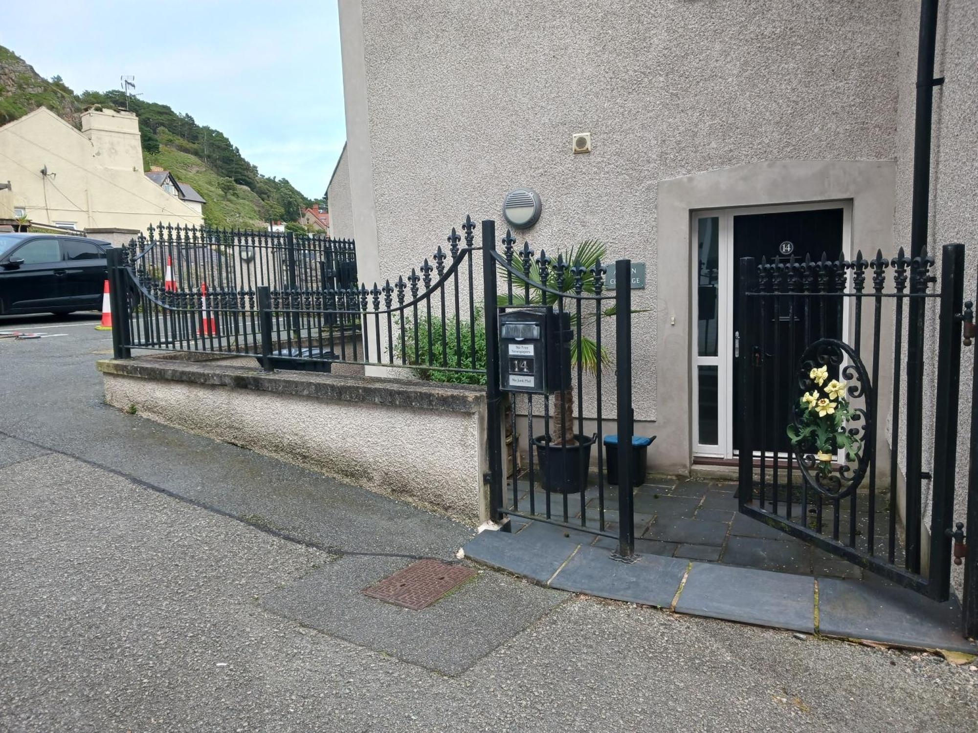 Bodlondeb Castle Bed & Breakfast { Central Llandudno} Exteriör bild